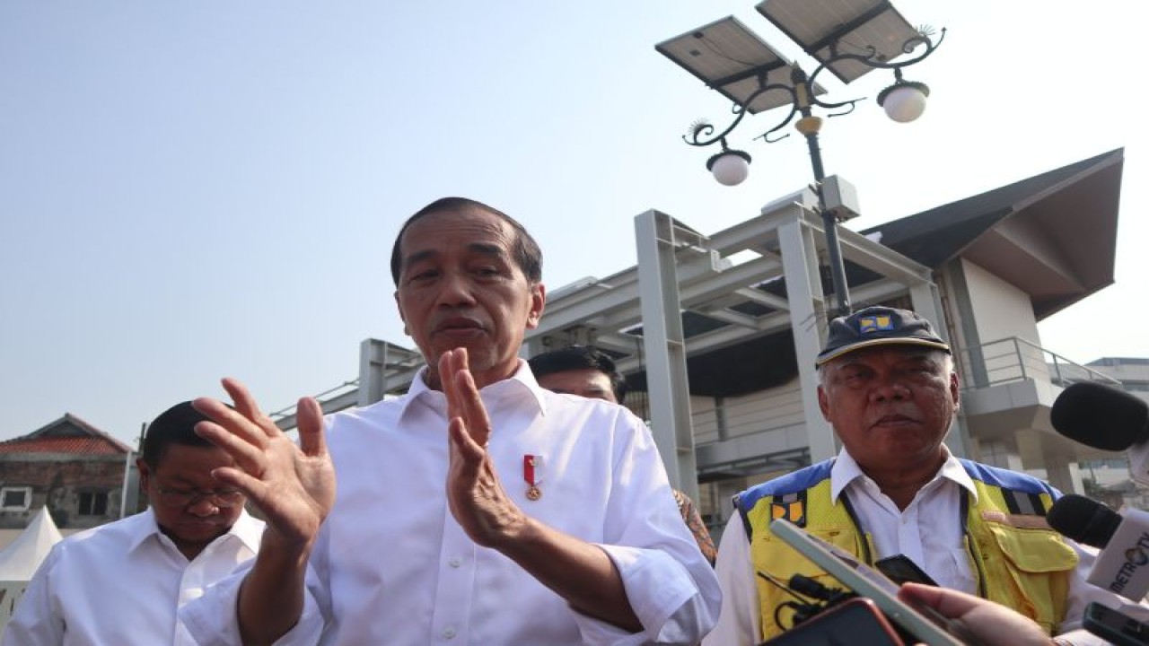 Presiden Jokowi menjawab pertanyaan wartawan seusai meresmikan Sodetan Ciliwung di Jakarta pada Senin (31/7/2023). ANTARA/Desca Lidya Natalia.
