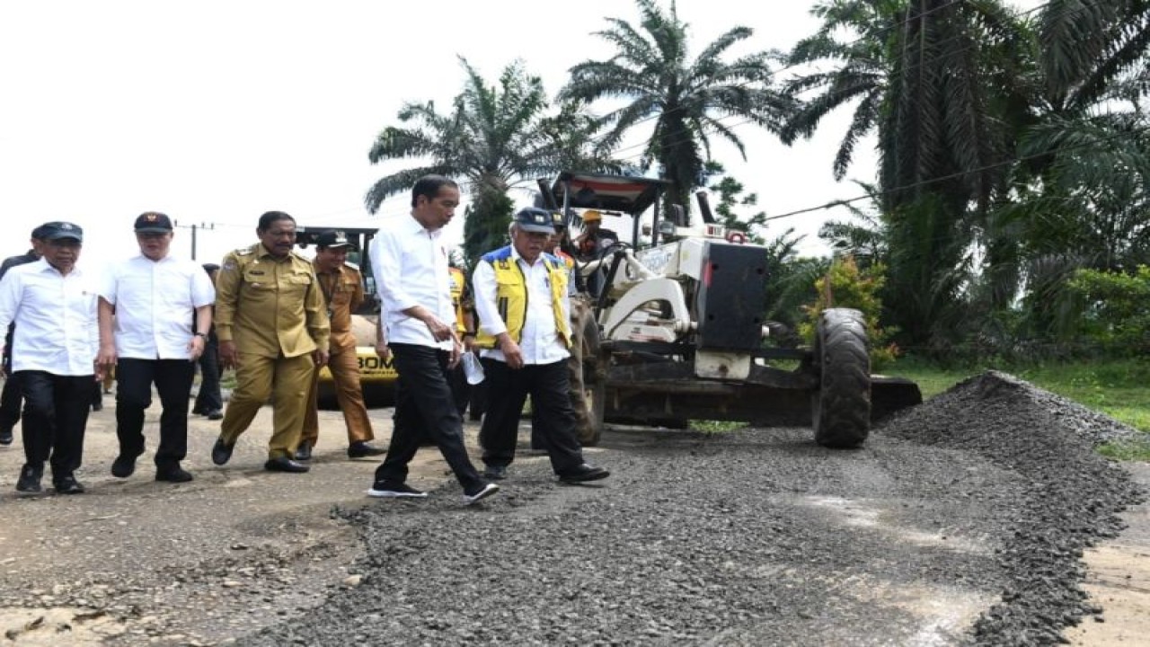 Presiden RI Joko Widodo (kedua kanan) berbincang dengan Menteri Pekerjaan Umum dan Perumahan Rakyat Basuki Hadimuljono (kanan) saat meninjau perbaikan infrastruktur jalan di ruas Jalan Inpres Jalur Kerkap-Tanjung Agung Pali, Kabupaten Bengkulu Utara, Jumat (21/7/2023). (ANTARA/HO-Biro Pers Sekretariat Presiden RI)
