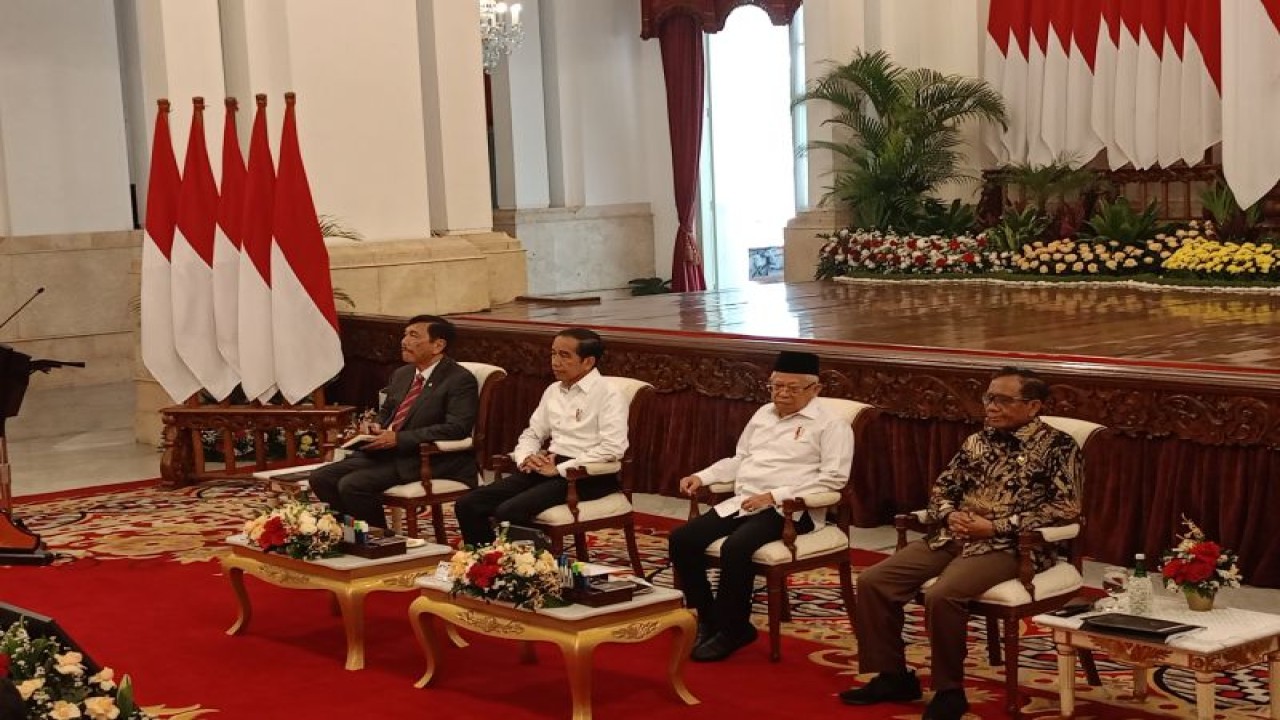 Presiden RI Joko Widodo (kedua kiri) dalam Sidang Kabinet Paripurna di Istana Negara, Jakarta, Senin (3/7/2023). (ANTARA/Rangga Pandu Asmara Jingga)