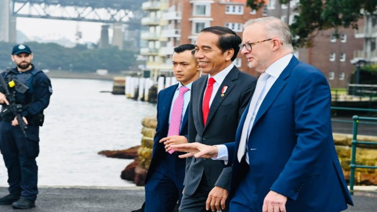 Presiden Joko Widodo berbincang dengan PM Australia Anthony Albanese (kanan) di Sydney, Australia, Selasa (4/7/2023). (ANTARA/HO-Biro Pers Sekretariat Presiden)