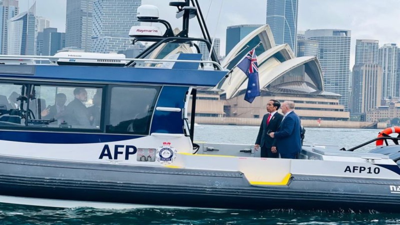 Presiden RI Joko Widodo (kedua kanan) bersama Perdana Menteri Australia Anthony Albanese berbincang sembari menikmati pemandangan di belakang kapal yang mereka tumpangi dari dermaga Admiralty House ke dermaga Taronga Zoo guna menuju lokasi Pertemuan Tahunan Ke-8 Pemimpin (ALM) Indonesia-Australia di Sydney, Australia, Selasa (4/7/2023). ANTARA/HO-Biro Pers Sekretariat Presiden RI