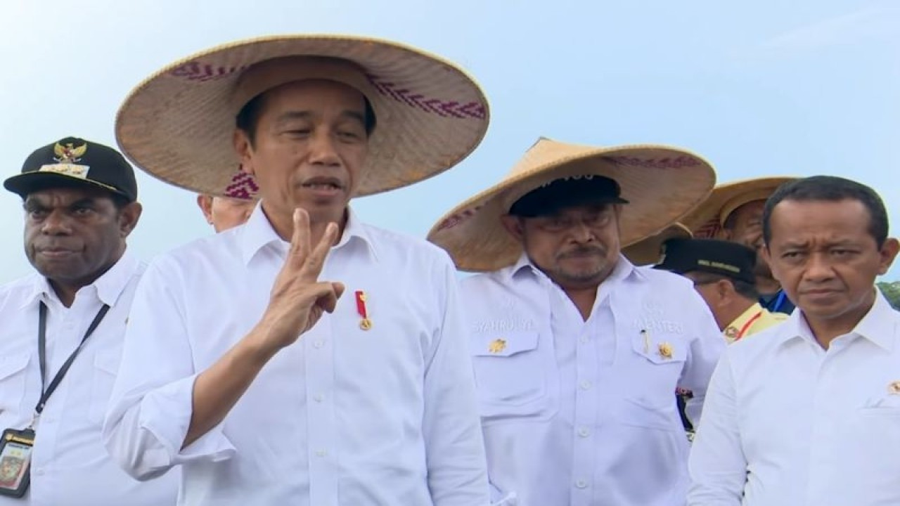 Tangkapan layar - Presiden RI Joko Widodo (kedua kiri) memberikan keterangan pers di sela-sela meninjau ladang jagung kawasan food estate Kampung Wambes, Kabupaten Keerom, Papua, Kamis (6/7/2023). (ANTARA/Gilang Galiartha)