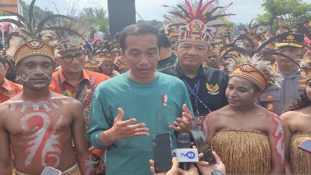 Presiden Jokowi saat beri keterangan pers dj Jayapura, Jumat (7/7). (ANTARA/Evarukdijati)