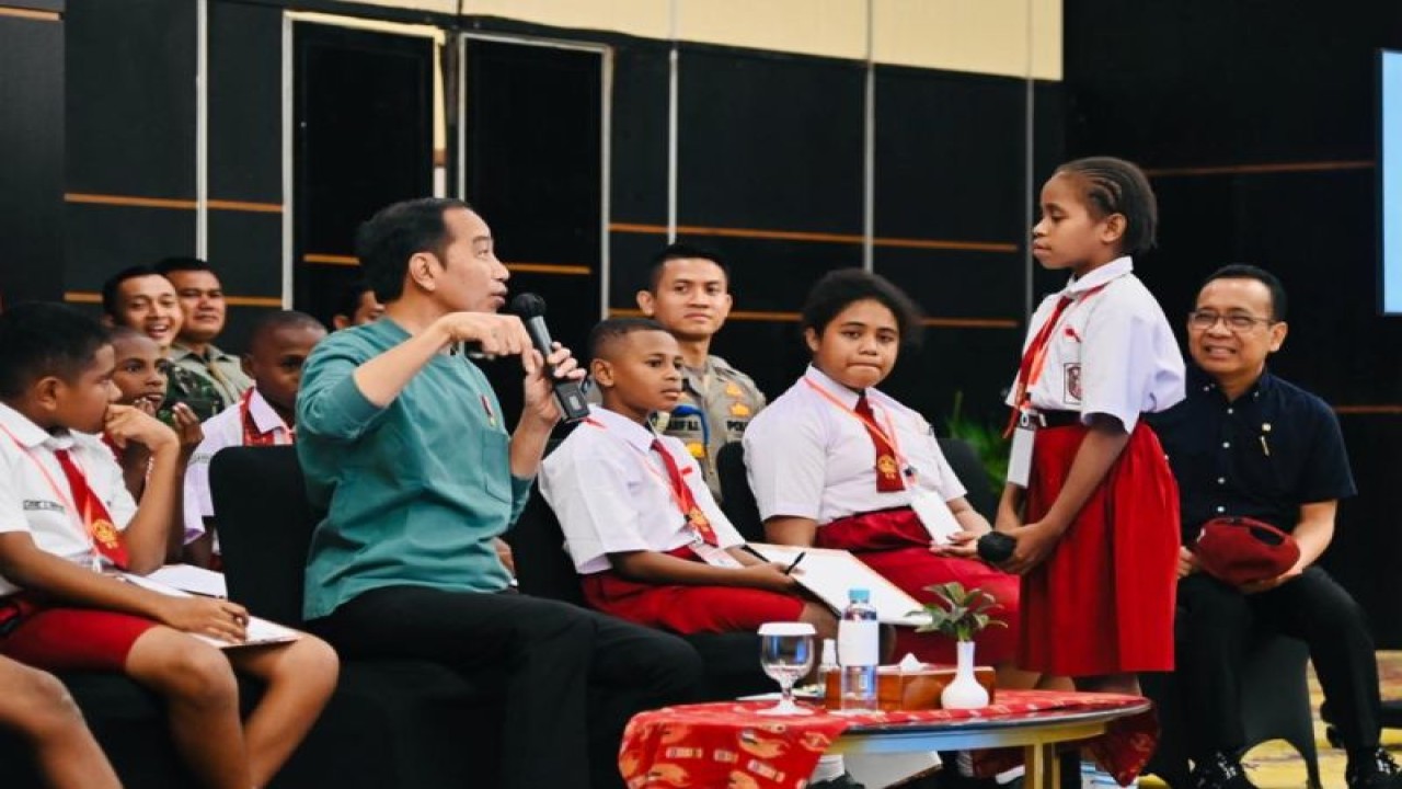 Presiden RI Joko Widodo berdialog dengan seorang anak sekolah dasar asal Papua di Jayapura, Papua, Jumat (7/7/2023). ANTARA/HO-Biro Pers Sekretariat Presiden