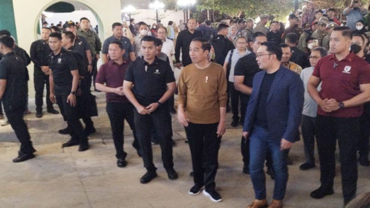 Presiden Joko Widodo bersama Gubernur Jawa Barat Ridwan Kamil mengunjungi Pasar Kreatif Jawa Barat di Jalan Pahlawan, Kota Bandung, Jawa Barat, Selasa (11/7/2023). (ANTARA/Bagus Ahmad Rizaldi)