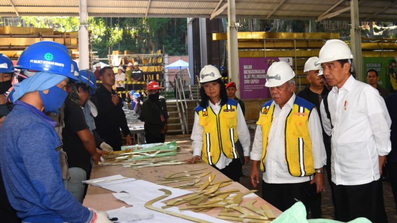 Presiden RI Joko Widodo (kanan) meninjau proses pembuatan ornamen bilah sayap garuda untuk pembangunan Istana Kepresidenan di Ibu Kota Negara (IKN) Nusantara di Workshop Siluet Nyoman Nuarta di NuArta Sculpture Park, Bandung Barat, Jawa Barat, Rabu (12/7/2023). (ANTARA/Gilang Galiartha)
