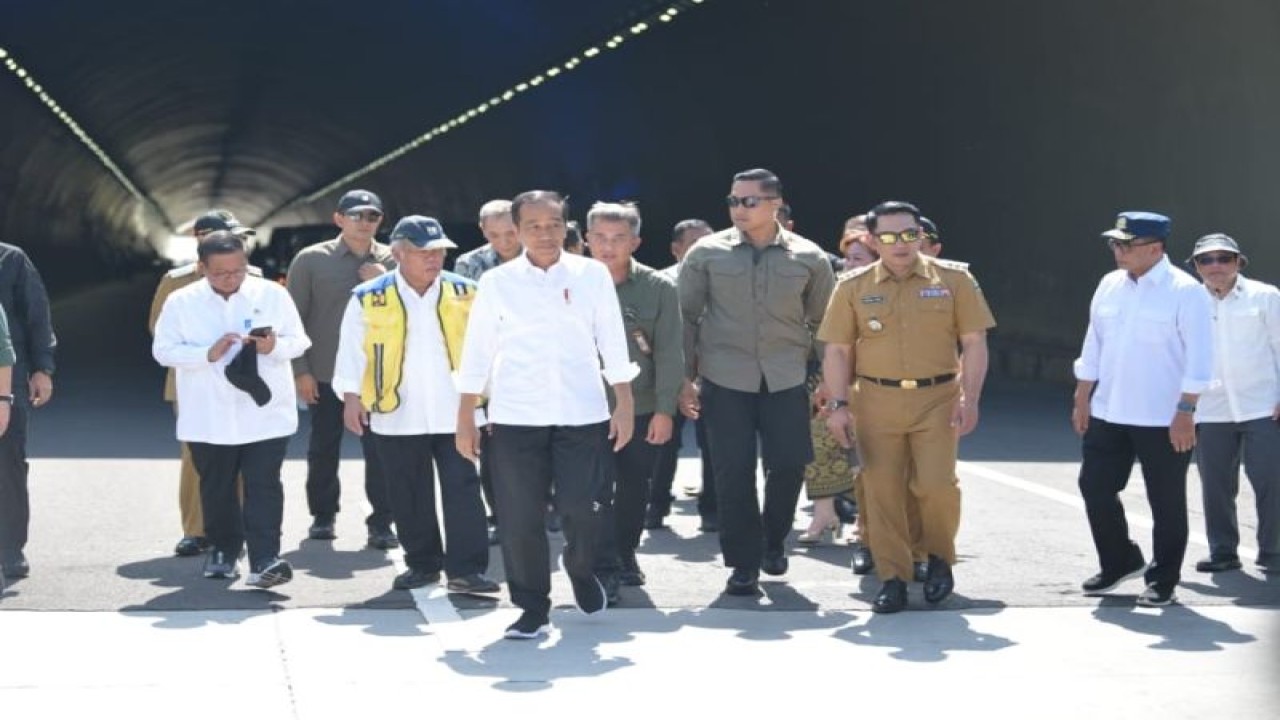 Gubernur Jabar Ridwan Kamil mendampingi Presiden Joko Widodo meresmikan operasional Tol Cisumdawu di Cisumdawu Twin Tunnel KM 169/200, Kabupaten Sumedang, Selasa (11/7/2023). Dengan beroperasinya Tol Cisumdawu secara penuh akan mempermudah konektivitas ke Bandara Internasional Jawa Barat (BIJB) di Kertajati, Kabupaten Majalengka. (ANTARA/HO-Humas Pemda Jabar)