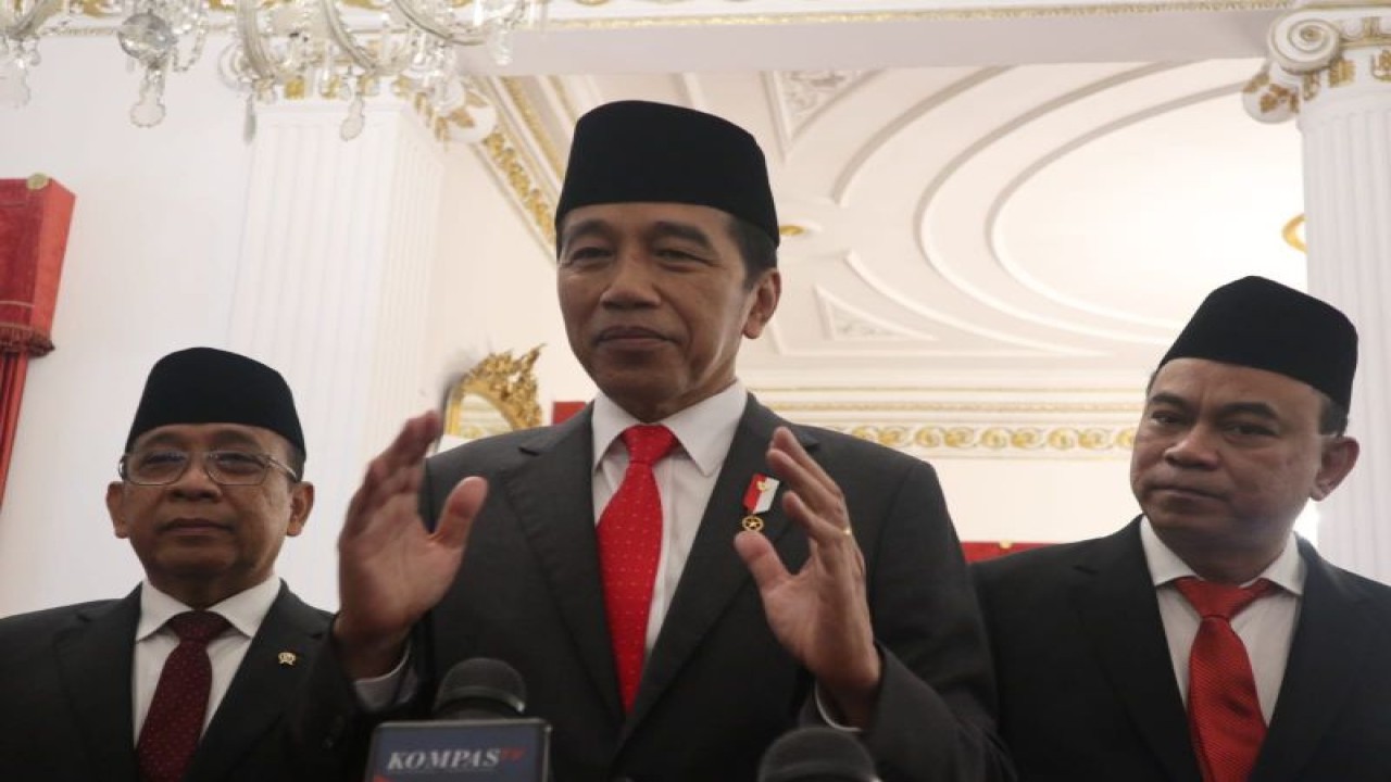 Presiden RI Joko Widodo memberikan keterangan usai melantik lima wakil menteri Kabinet Indonesia Maju di Istana Negara, Jakarta, Senin (17/7/2023). ANTARA/Desca Lidya Natalia