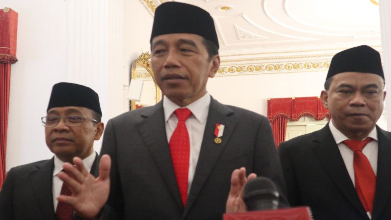 Presiden Jokowi berbicara kepada wartawan didampingi Menteri Komunukasi dan Informatika (Menkominfo) Budi Arie Setiadi dan Menteri Sekretariat Negara (Mensesneg) Pratikno di Istana Negara Jakarta, Senin (17/7/2023). (ANTARA/Desca Lidya Natalia)