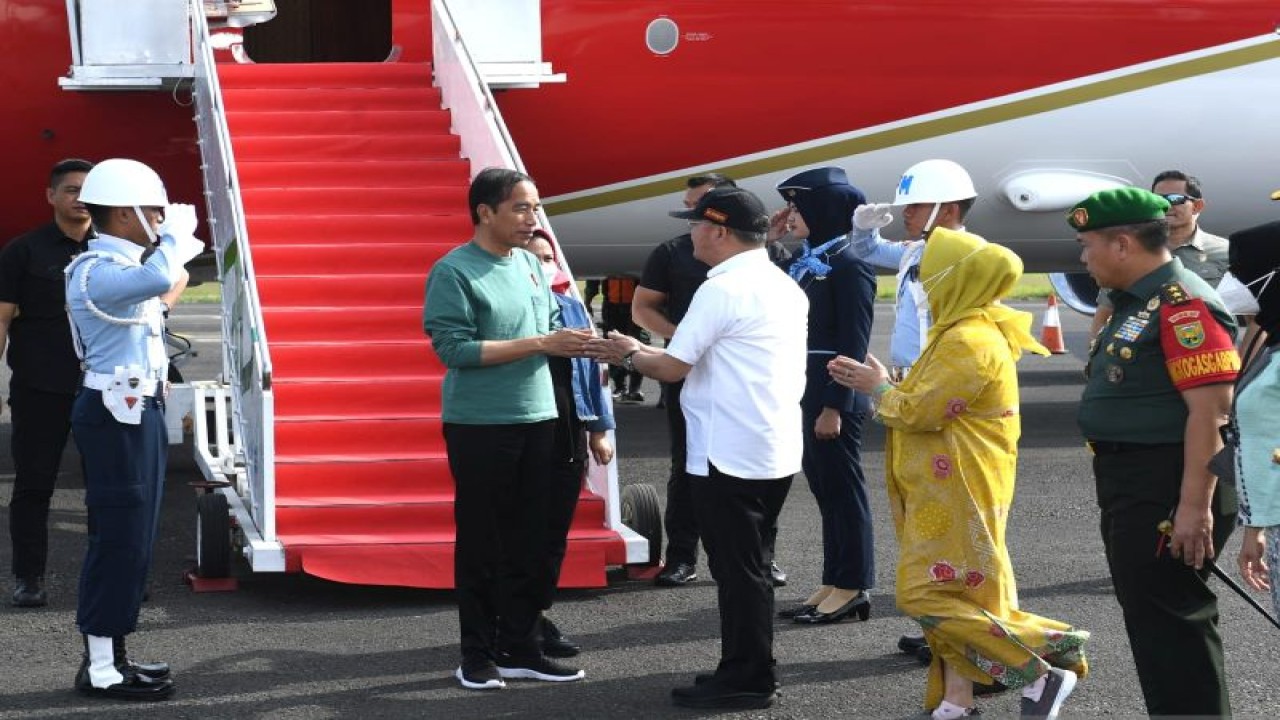 Presiden Jokowi disambut oleh Gubernur Bengkulu Rohidin Mersyah beserta istri, Pangdam II/Sriwijaya Mayjen TNI Hilman Hadi beserta istri, dan Kapolda Bengkulu Irjen Pol. Armed Wijaya beserta istri, saat tiba di Bandar Udara Fatmawati Soekarno, Kota Bengkulu, Rabu (19/7/2023). ANTARA/HO-Biro Pers Sekretariat Presiden