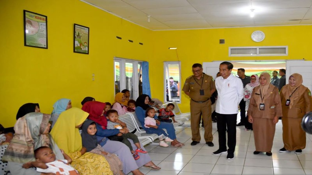 Presiden Joko Widodo meninjau Puskesmas Srikuncoro di Kabupaten Bengkulu Tengah, Provinsi Bengkulu, Kamis (20/7/2023). (ANTARA/HO-Biro Pers Sekretariat Presiden/Rusman)