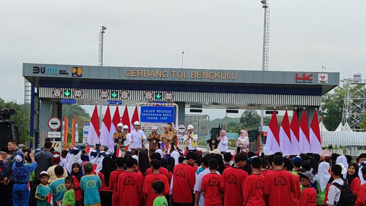 Presiden RI Joko Widodo saat memukul alat musik Dhol yang menandakan peresmian jalan Tol - Taba Penanjung di Bengkulu. ANTARA/Anggi Mayasari