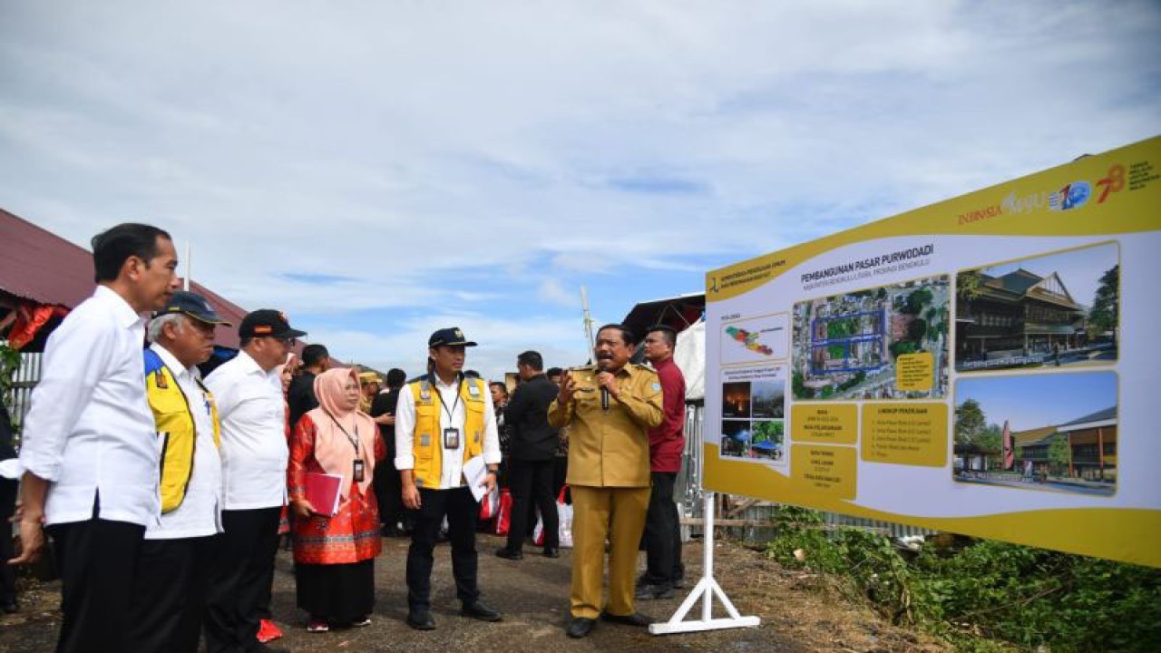 Presiden Joko Widodo (Jokowi) yang didampingi Menteri PUPR Basuki Hadimuljono meninjau langsung rancangan revitalisasi Pasar Purwodadi, Bengkulu Utara, Provinsi Bengkulu, Jumat (21/7/2023), pascakebakaran pada April 2021. ANTARA/HO-Biro Pers Sekretariat Presiden/Rusman