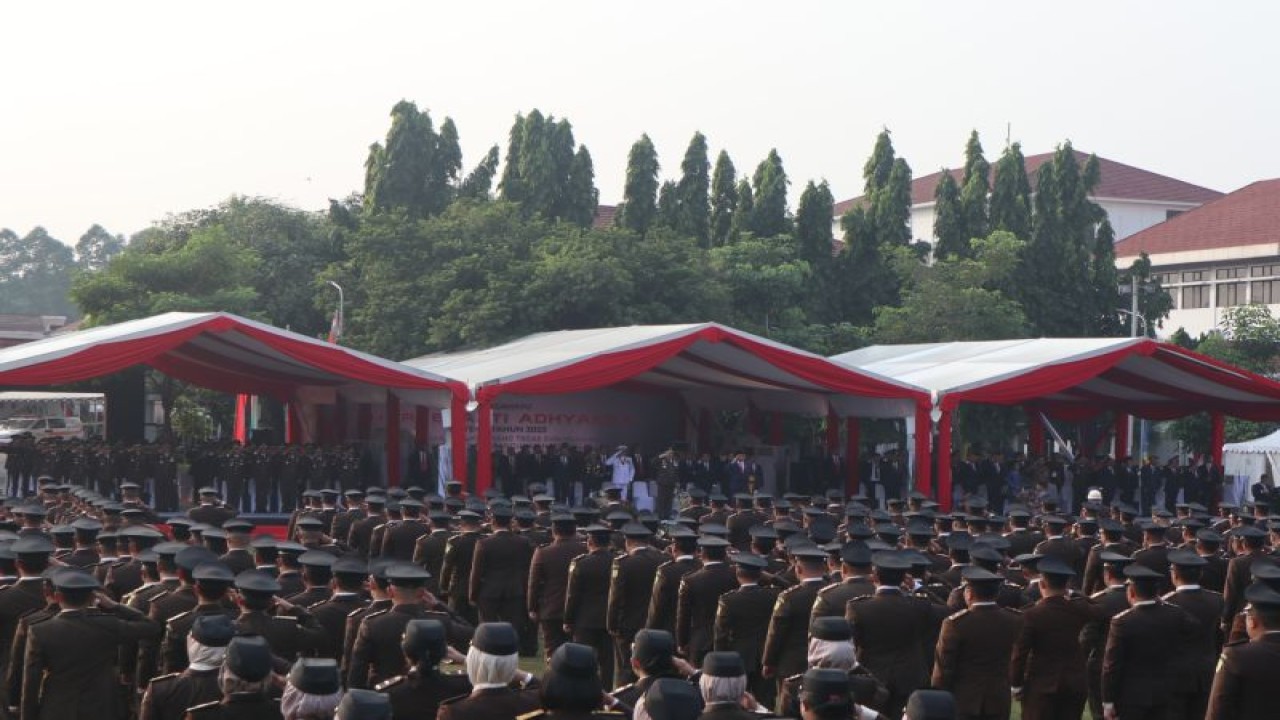 Presiden Joko Widodo menjadi Inspektur Upacara pada Hari Bhakti Adhyaksa (HBA) ke-63 atau Hari Ulang Tahun (HUT) Kejaksaan Republik Indonesia di halaman Badan Pendidikan dan Pelatihan Kejaksaan RI, Ragunan, Jakarta pada Sabtu (22/7/2023). (ANTARA/Desca Lidya Natalia)