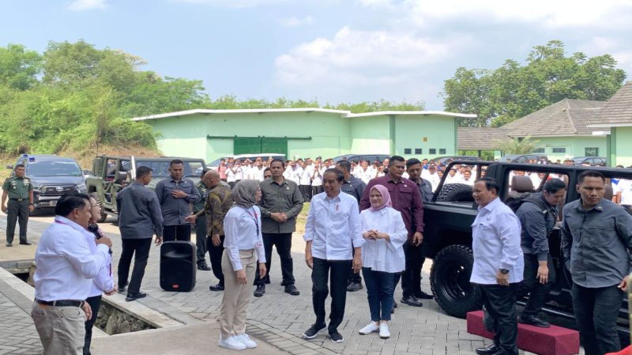 Presiden Joko Widodo (tengah) bersama Ibu Negara Iriana, Menhan Prabowo Subianto, dan Menteri BUMN Erick Thohir saat meninjau gudang munisi pada fasilitas produksi munisi PT Pindad di Kecamatan Turen, Kabupaten Malang, Jawa Timur, Senin (24/7/2023). (ANTARA/Vicki Febrianto)