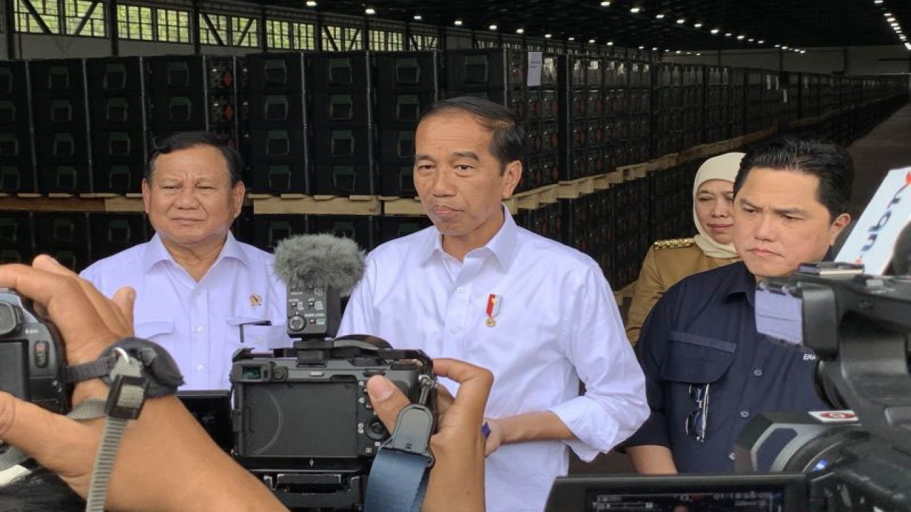 Presiden Joko Widodo (tengah) saat memberikan keterangan dengan didampingi Menteri Pertahanan Prabowo Subianto (kiri) dan Menteri BUMN Erick Thohir di PT Pindad, Kecamatan Turen, Kabupaten Malang, Jawa Timur, Senin (24/7/2023). (ANTARA/Vicki Febrianto)