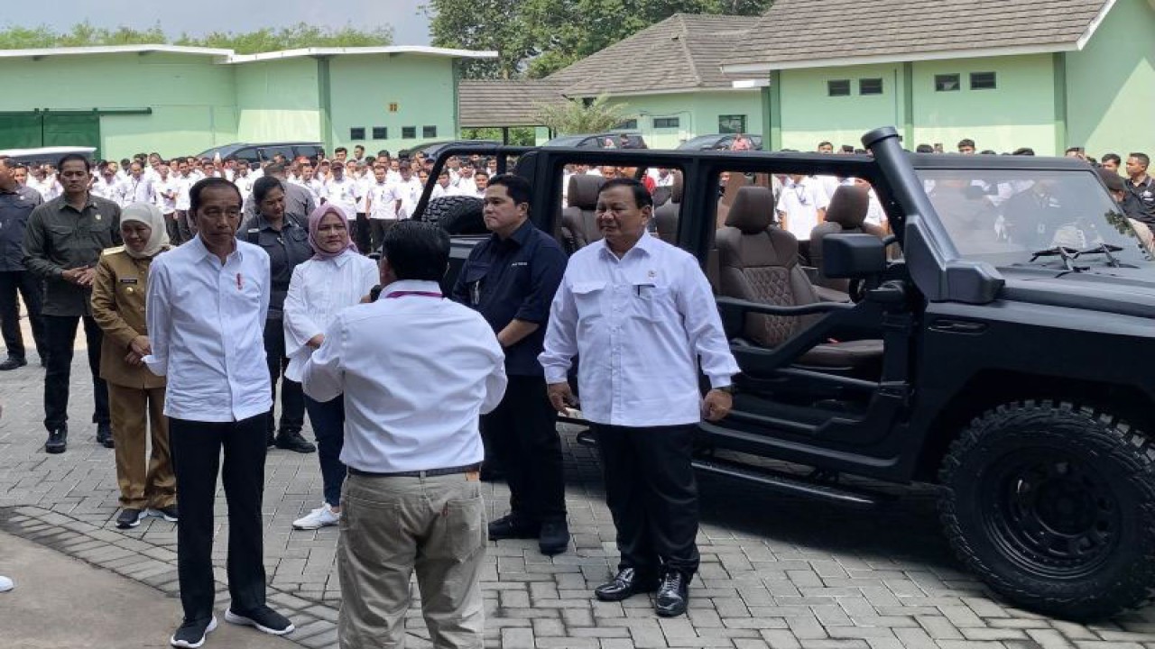 Presiden Joko Widodo (kiri) didampingi Ibu Iriana Joko Widodo, Menteri Badan Usaha Milik Negera (BUMN) Erick Thohir dan Menteri Pertahanan Prabowo Subianto, di PT Pindad, Kecamatan Turen, Kabupaten Malang, Jawa Timur, Senin (24/7/2023). (ANTARA/Vicki Febrianto)