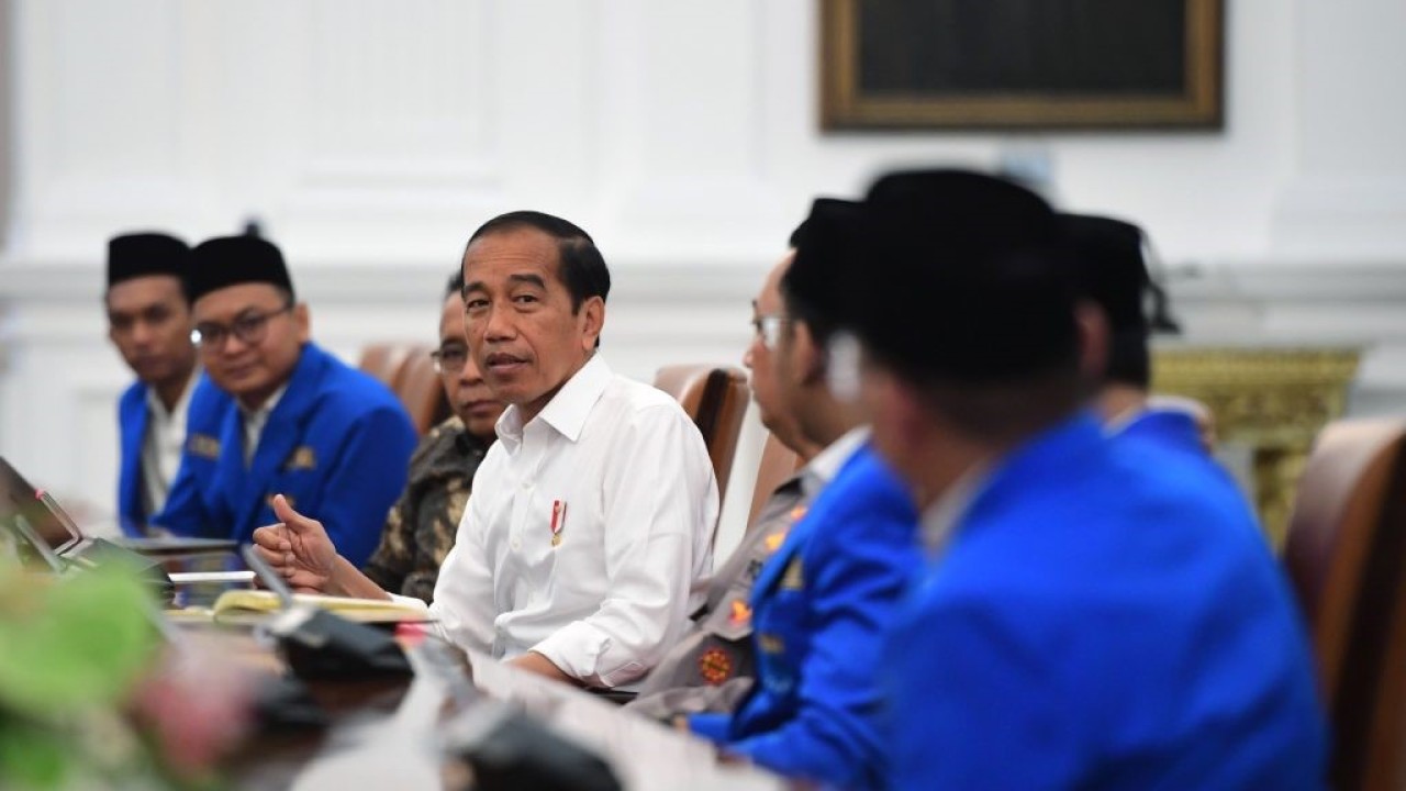 Presiden Joko Widodo (Jokowi) menerima Pengurus Besar Pergerakan Mahasiswa Islam Indonesia (PB PMII) di Istana Merdeka, Jakarta, pada Selasa (25/07/2023).  (BPMI Setpres/Lukas)