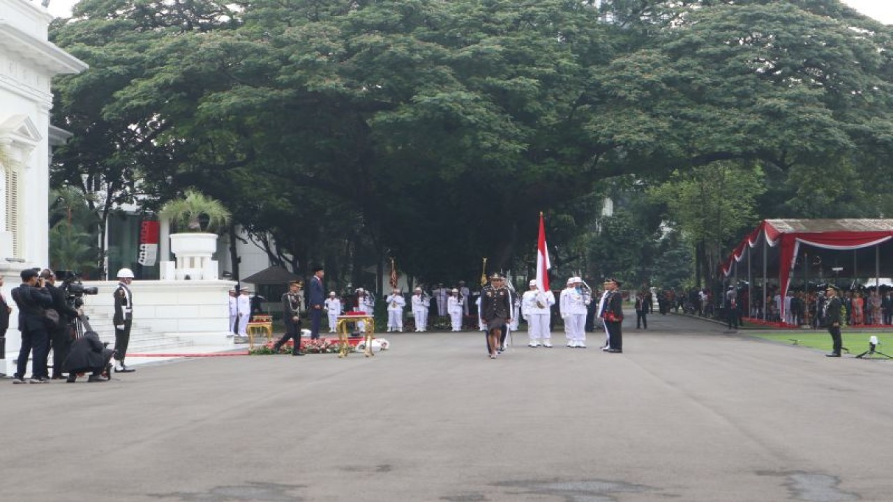 Presiden Joko Widodo menjadi inspektur upacara dalam Prasetya Perwira (Praspa) Tentara Nasional Indonesia-Polri tahun 2023 sekaligus melantik 833 orang perwira remaja dari matra TNI dan Kepolisian di halaman Istana Merdeka Jakarta pada Rabu (26/7/2023). (ANTARA/Desca Lidya Natalia)