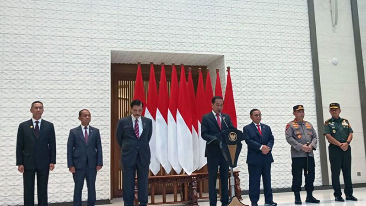 Presiden Joko Widodo memberikan keterangan pers di Pangkalan TNI AU Halim Perdanakusuma, Jakarta, Kamis (27/7/2023). (ANTARA/Rangga Pandu Asmara Jingga) (ANTARA/Rangga Pandu Asmara Jingg)