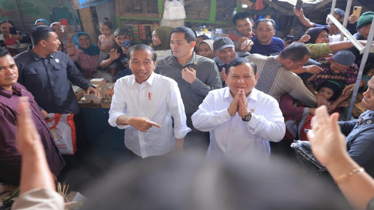 Presiden Joko Widodo (kiri) didampingi Menteri Pertahanan Prabowo Subianto pada saat menyapa warga di Pasar Bululawang, Kecamatan Bululawang, Kabupaten Malang, Jawa Timur, Senin (24/7/2023). ANTARA/HO-Humas Kementerian Pertahanan
