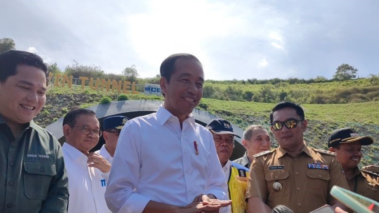 Presiden Joko Widodo saat memberikan keterangan kepada awak media di terowongan kembar Jalan Tol Cisumdawu, ruas jalan KM 169, Sumedang, Jawa Barat, Selasa (11/7/2023). (ANTARA/Gilang Galiartha)