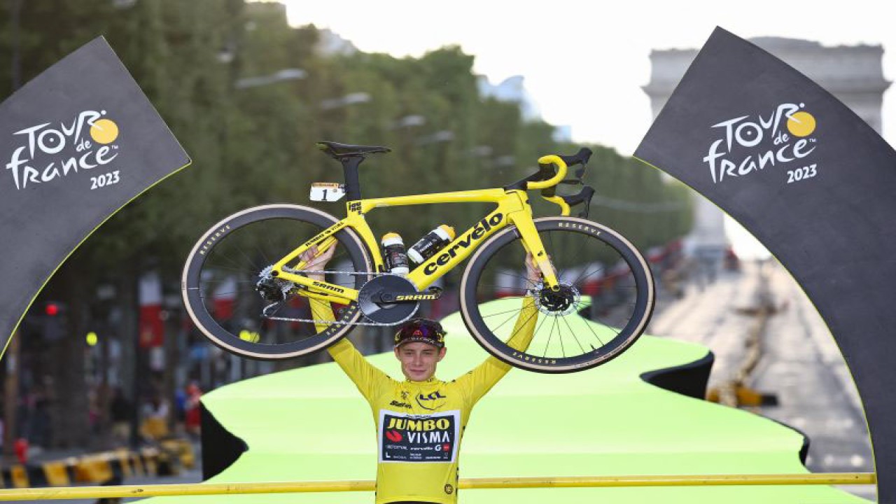Pebalap sepeda tim Jumbo-Visma Jonas Vingegaard merayakan keberhasilannya memenangi kaus kuning setelah memuncaki klasemen akhir Tour de France 2023, dengan memenangi etape terakhir dan ke-21 di Champs-Elysees, Paris, Minggu (23/7/2023). (ANTARA/AFP/ANNE-CHRISTINE POUJOULAT)
