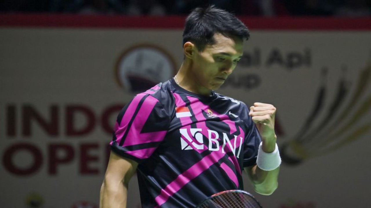 Ekspresi pebulu tangkis tunggal putra Indonesia Jonatan Christie saat melawan tunggal putra Prancis Toma Junior Popov dalam babak 16 besar turnamen Indonesia Open 2023 di Istora Senayan, Jakarta, Kamis (15/6/2023). ANTARA FOTO/M Risyal Hidayat/rwa