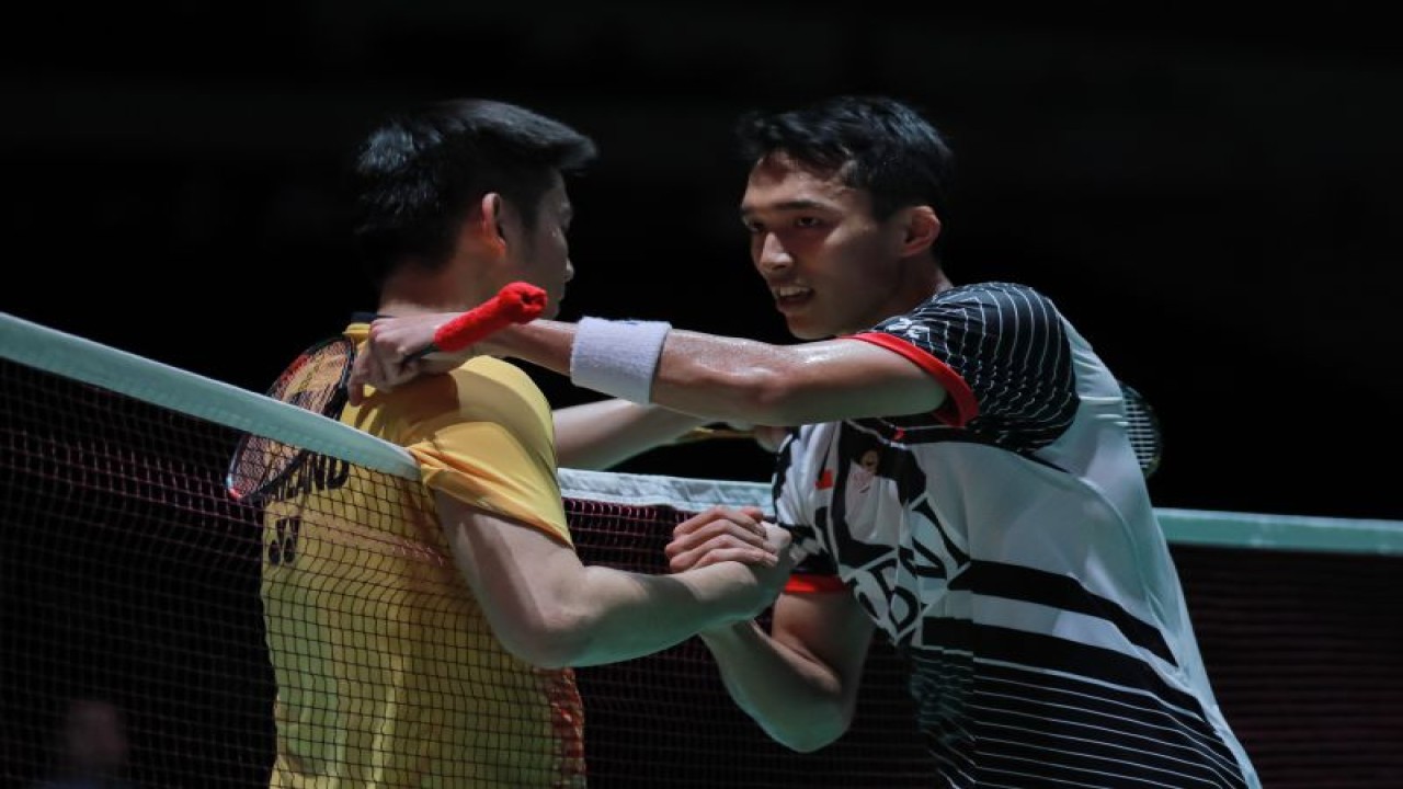 Jonatan Christie (kanan) melanjutkan perjuangannya pada turnamen Japan Open 2023 dengan melaju ke babak semifinal setelah membungkam Kunlavut Vitidsarn (Thailand) dua gim langsung melalui babak perempat final di Tokyo, Jumat. (ANTARA/HO-PP PBSI)