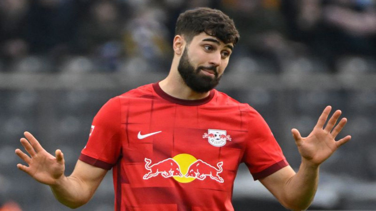 Bek Leipzig asal kroasia Josko Gvardiol (Photo by Tobias SCHWARZ / AFP) / DFL REGULATIONS PROHIBIT ANY USE OF PHOTOGRAPHS AS IMAGE SEQUENCES AND/OR QUASI-VIDEO (AFP/TOBIAS SCHWARZ)