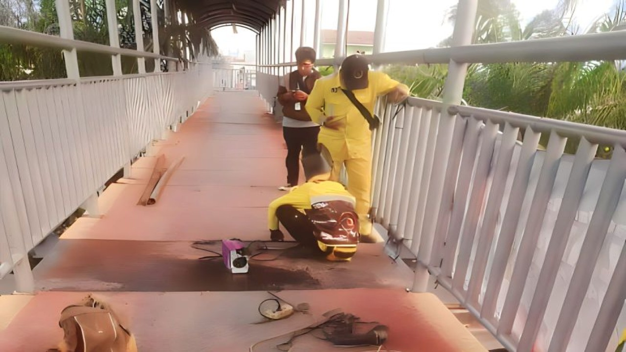 Petugas Bina Marga Jakarta Barat memperbaiki pelat lantai Jembatan Penyeberangan Orang (JPO) di Jalan Daan Mogot, Cengkareng, Jakarta Barat, pada Jumat (30/6). ANTARA/HO-Pemkot Jakbar