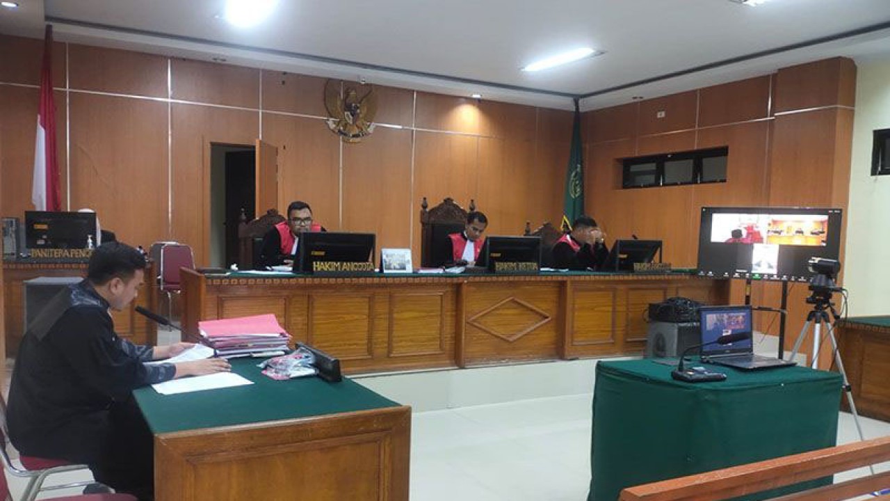 JPU (kiri) membacakan tuntutan dalam perkara pembunuhan harimau sumatra di Pengadilan Negeri Idi, Kabupaten Aceh Timur, Kamis (6/7/2023) ANTARA/Hayaturrahmah