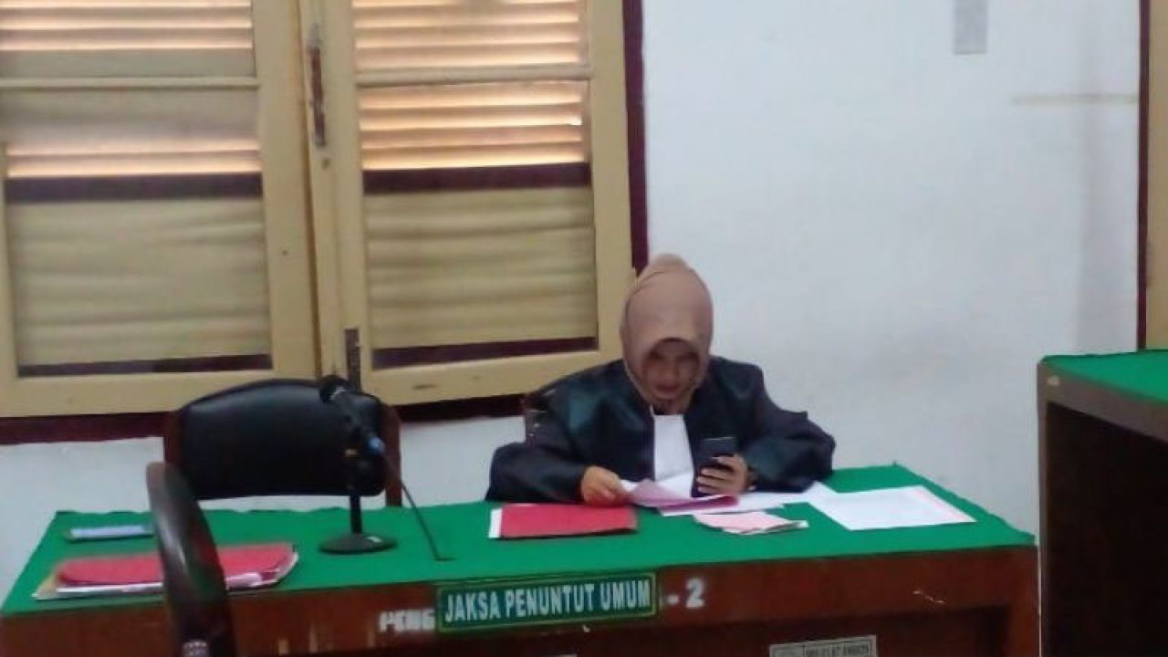 JPU Evi Hariani membacakan nota tuntutan di Pengadilan Negeri Medan, Sumatera Utara, Kamis (6/7/2023). (ANTARA/M Sahbainy Nasution)