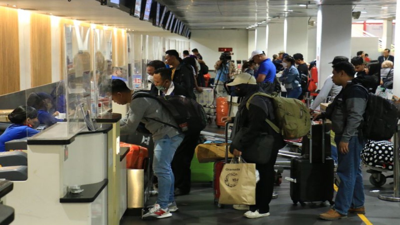 Penumpang yang menggunakan jasa angkutan di Bandara Internasional Juanda Surabaya. ANTARA/HO AP 1 Juanda
