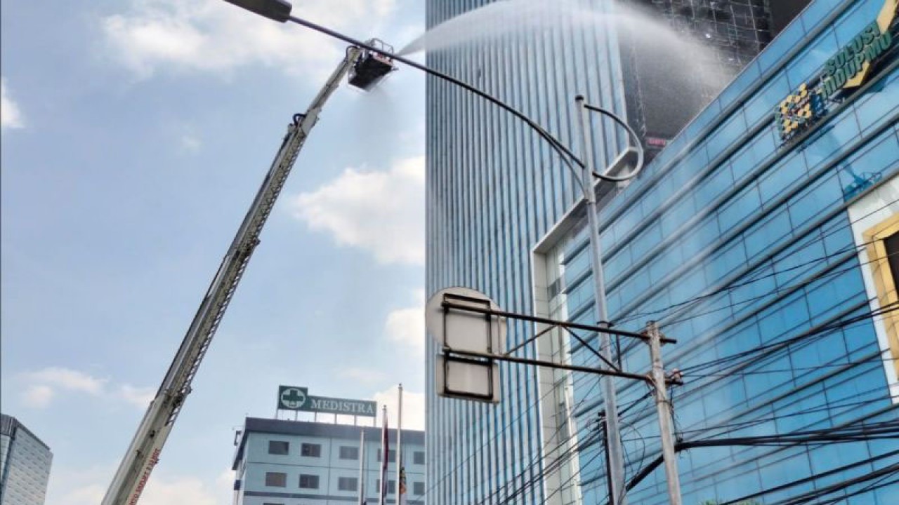 Petugas Gulkarmat Jakarta Selatan berupaya memadamkan api di gedung K-Link Tower, Jalan Gatot Subroto, Kelurahan Kuningan Timur, Kecamatan Setiabudi, Jakarta Selatan, Sabtu (15/7/2023). ANTARA/HO-Sudiin Gulkarmat Jaksel