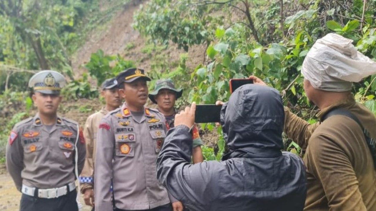 Kabag Ops Polres Kolaka AKP Gusti Komang Sulastra saat diwawancarai di TKP. (Antara/La Ode Muh Deden Saputra)
