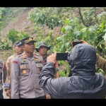 Kabag Ops Polres Kolaka AKP Gusti Komang Sulastra saat diwawancarai di TKP. (Antara/La Ode Muh Deden Saputra)-1688453423