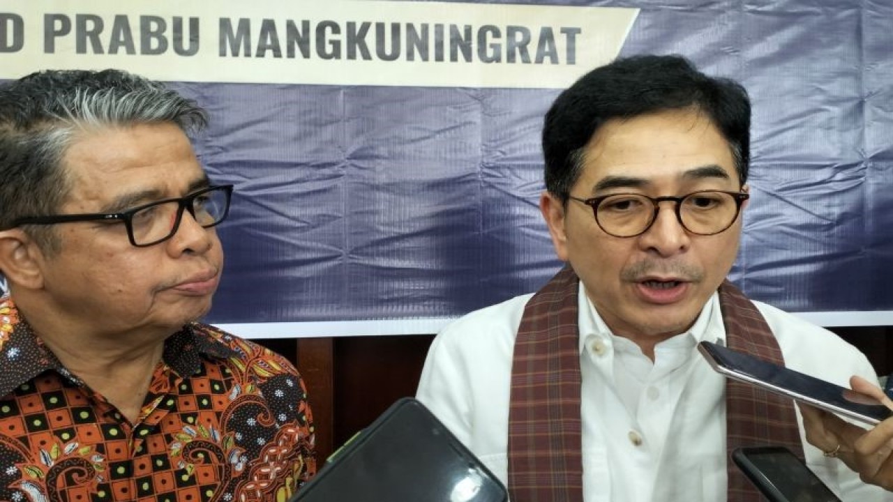 Ketua Umum Kamar Dagang dan Industri Indonesia (Kadin) Mohammad Arsjad Rasjid Prabu Mangkuningrat (kanan) bersama Rektor Unand Prof Yuliandri (kiri) saat diwawancarai awak media massa di Padang, Rabu, (12/7). ANTARA/Muhammad Zulfikar).