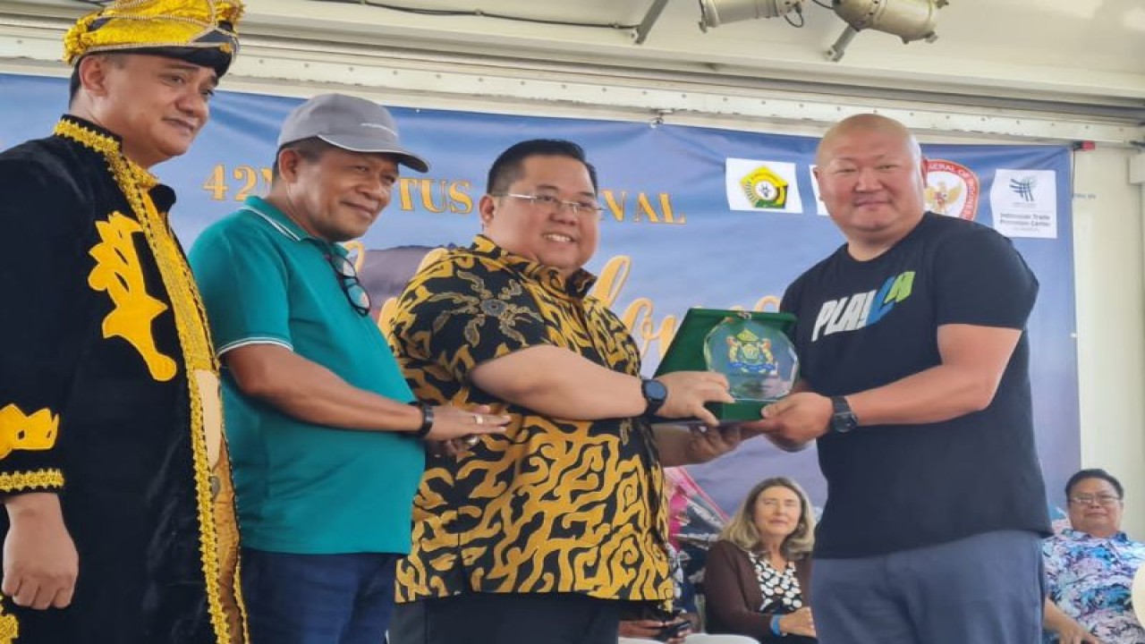 Ketua Umum Kadin Sultra Anton Timbang saat memberikan plakat di The 42 Lotus Festival, Los Angeles Amerika Serikat. ANTARA/HO-Kadin Sultra