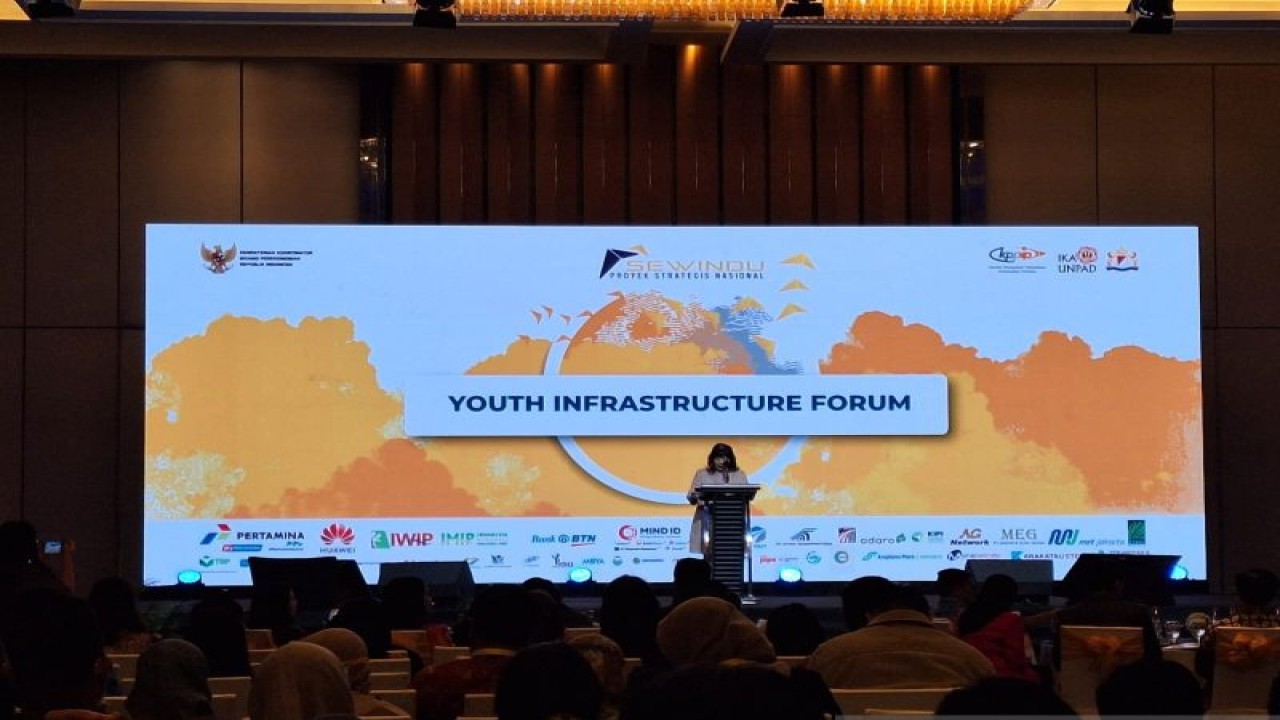Wakil Ketua Umum Koordinator Bidang Maritim, Investasi, dan Luar Negeri Kadin Shinta Kamdani saat menyampaikan keynote speech dalam Conference on National Strategic Projects di Jakarta, Kamis (27/7/2023). ANTARA/Bayu Saputra