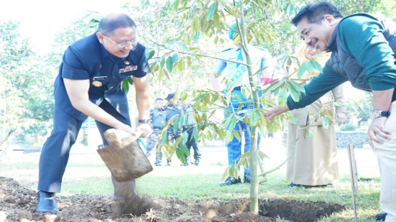 Kepala Dinas Pendidikan Jatim Aries Agung Paewai (kiri) bersama anggota Dewan Pendidikan Jatim Suko Widodo menanam pohon sebagai simbol dimulainya MPLS di SMA Taruna Nala Malang, Selasa (18/7/2023). (ANTARA/WillI Irawan)