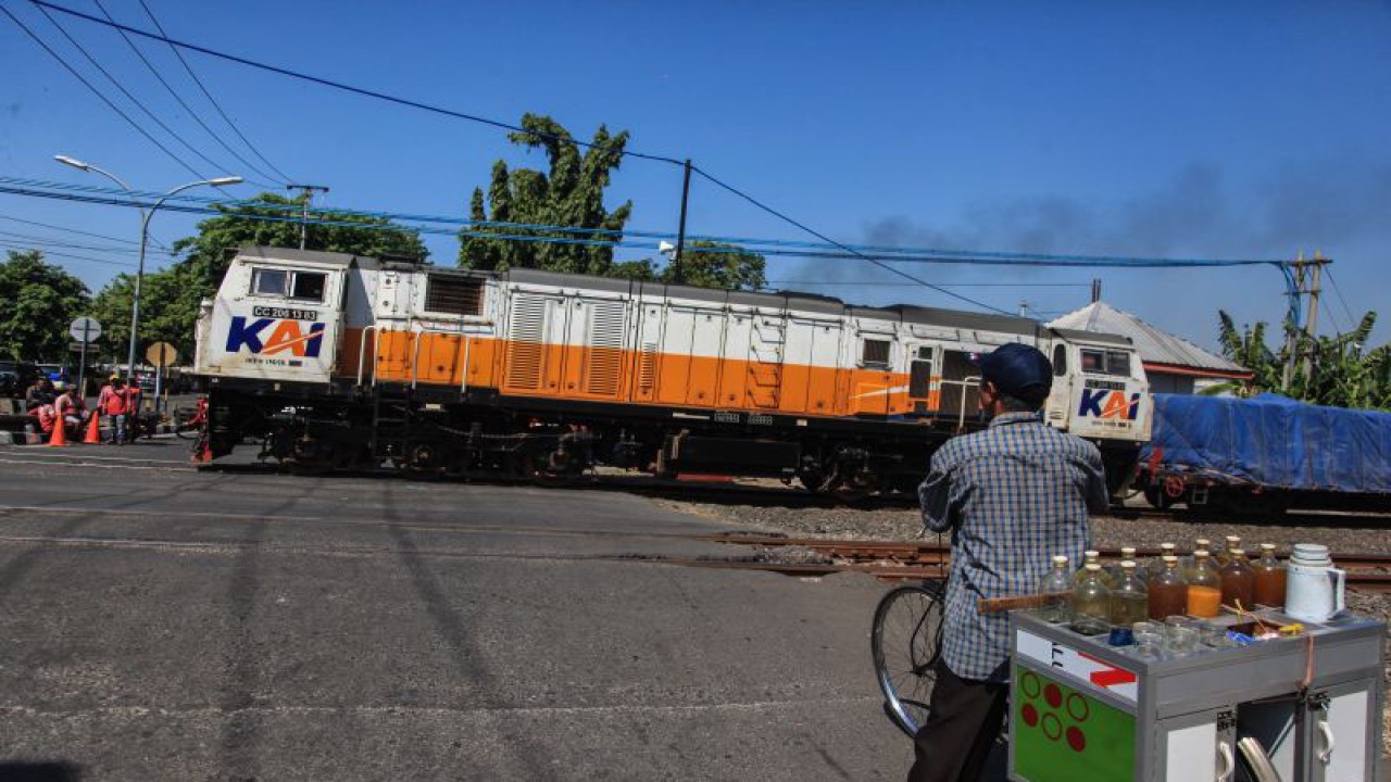 Kereta api melintas di jalur kereta api petak jalan Jekarah-Semarang Poncol pasca kecelakaan truk berat tertabrak kereta api di perlintasan Madukoro Raya, Semarang, Jawa Tengah, Jumat (21/7/2023). . ANTARA FOTO/Makna Zaezar/YU