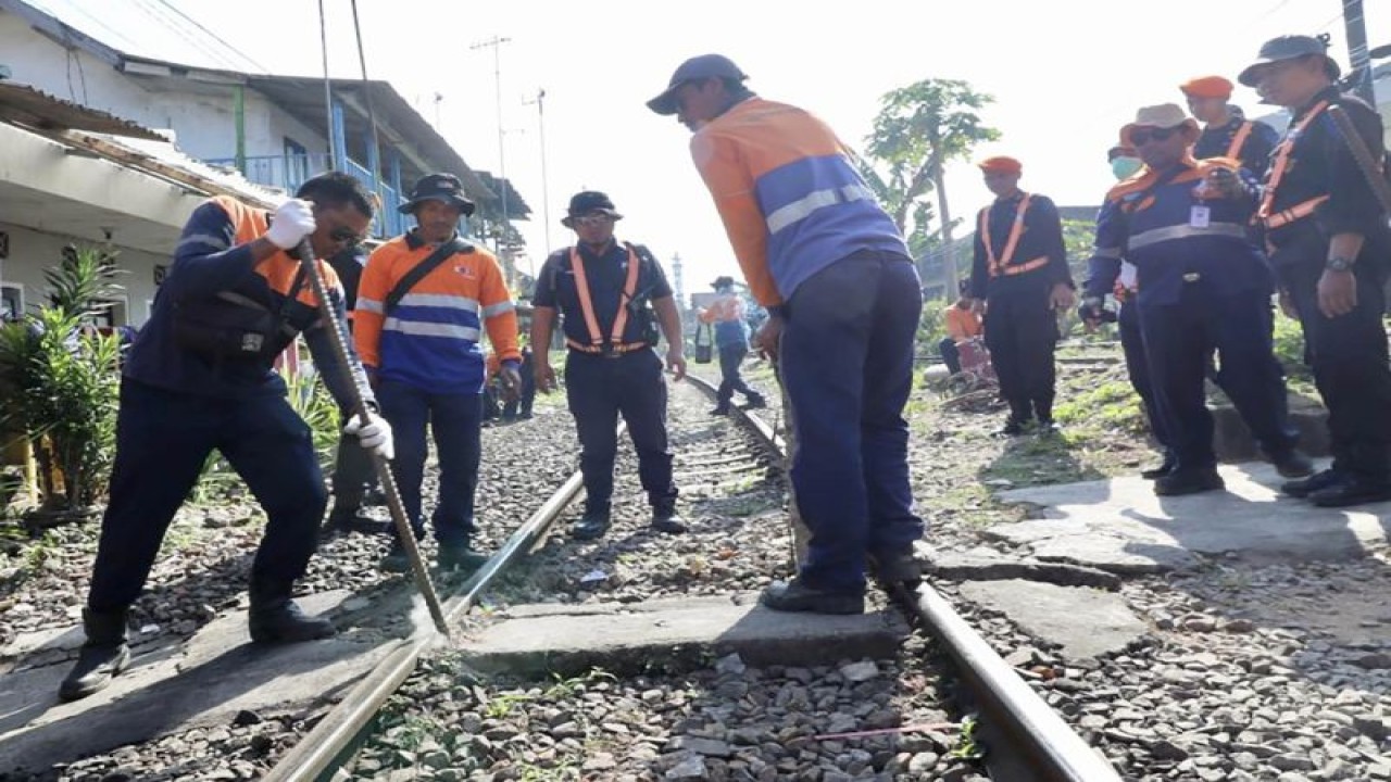 Sejumlah petugas melakukan pembongkaran untuk menutup perlintasan sebidang di kawasan Jalan Laksamana Martadinata, Kelurahan Kotalama, Kota Malang, Jawa Timur, Kamis (27/8/2023). ANTARA/HO-KAI Daop 8 Surabaya.