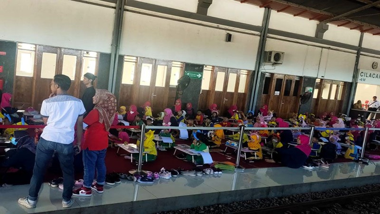 Sebanyak 100 anak dari 25 taman kanak-kanak di wilayah Cilacap dan sekitarnya mengikuti lomba mewarnai dalam rangka Hari Anak Nasional yang diselenggarakan PT KAI Daop 5 Purwokerto di Stasiun Cilacap, Jumat (21/7/2023). ANTARA/HO-KAI Purwokerto