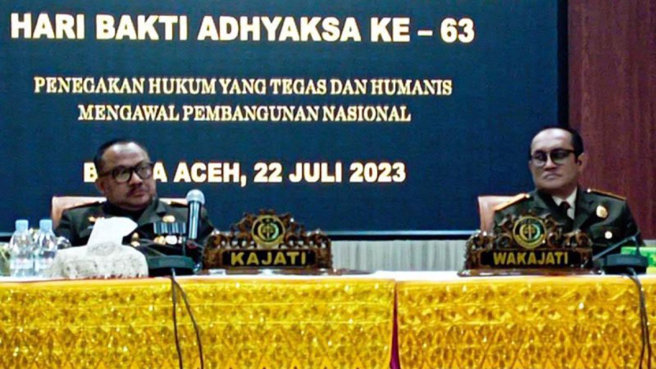 Arsip foto - Kajati Aceh Bambang Bachtiar (kiri) saat memaparkan kinerja kejaksaan semester pertama 2023 di Banda Aceh, Sabtu (22/7/2023). ANTARA/M Haris SA