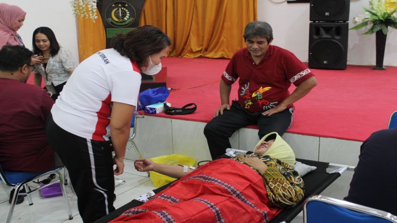 Kejati Kalteng Pathor Rahman melihat secara langsung kegiatan donor darah di Aula Kantor Kejati setempat dalam rangka memperingati Hari Bhakti Adhyaksa ke-63, Jumat (14/7/2023). ANTARA/HO-Penkum Kejati Kalteng