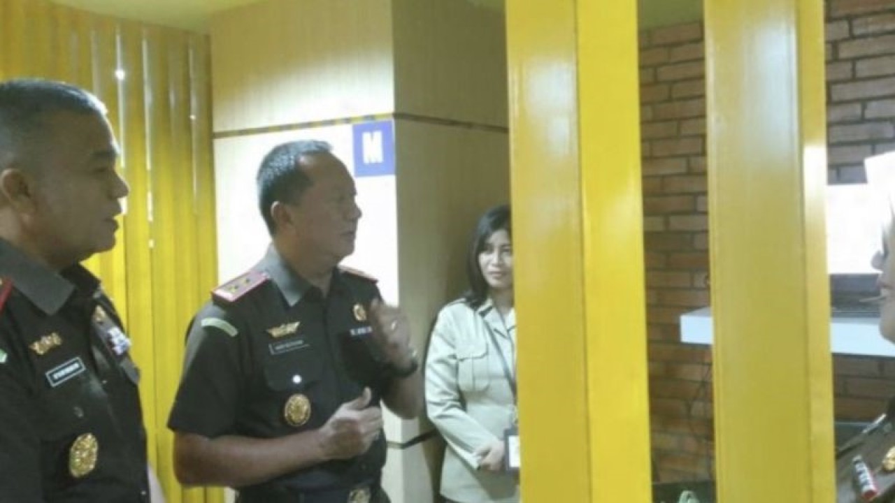 Kajati Kaltim Hari Setiyono didampingi Kajari Samarinda Firmansyah Subhan saat meninjau gerai layanan kejaksaan di MPP Samarinda. (Fandi)