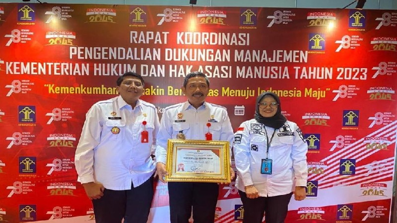 Kakanwil Kemenkumham Sumbar Haris Sukamto menerima penghargaan di Jakarta, Senin (17/7/2023). ANTARA/HO-Kemenkumham Sumbar