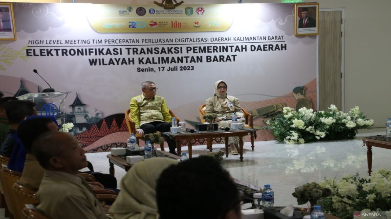 Pertemuan High Level Meeting Tim Percepatan Perluasan Digitalisasi Daerah Kalimantan Barat (Kalbar), di Pontianak, Senin (17/7/2023). ANTARA/Rendra Oxtora