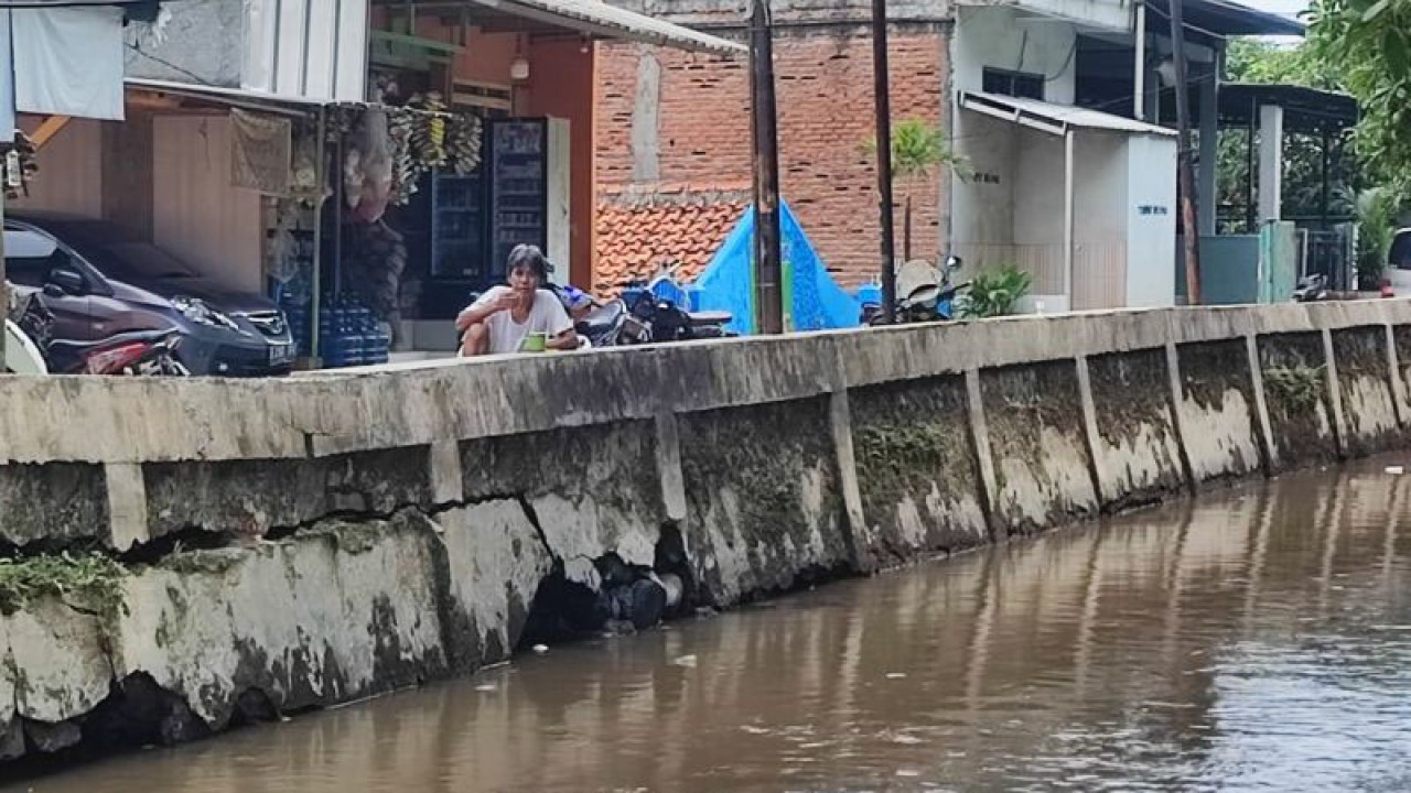 Kondisi turap di Kali Baru, Kramat Jati, Jakarta Timur, yang sudah memprihatinkan, Selasa (4/7/2023). (ANTARA/Syaiful Hakim)